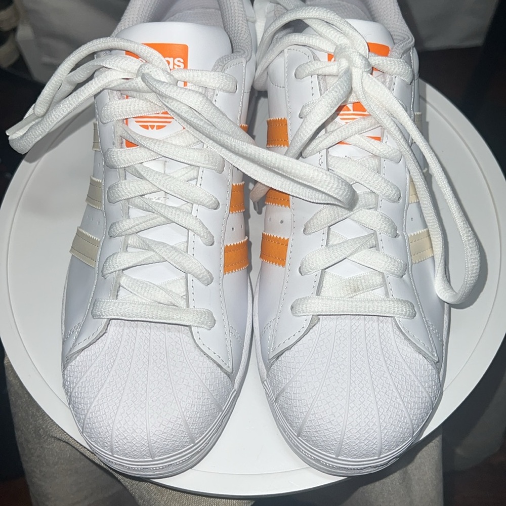 Adidas “Superstar” Shell-Toe Men’s 8.5 in White/Orange/Cream Never worn